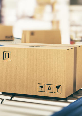 Bild von einem Paket auf einem Fließband