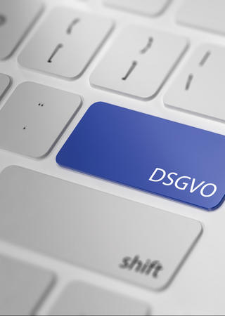 Computertastatur mit einer blauen Taste, auf der das Wort DSGVO zu lesen ist